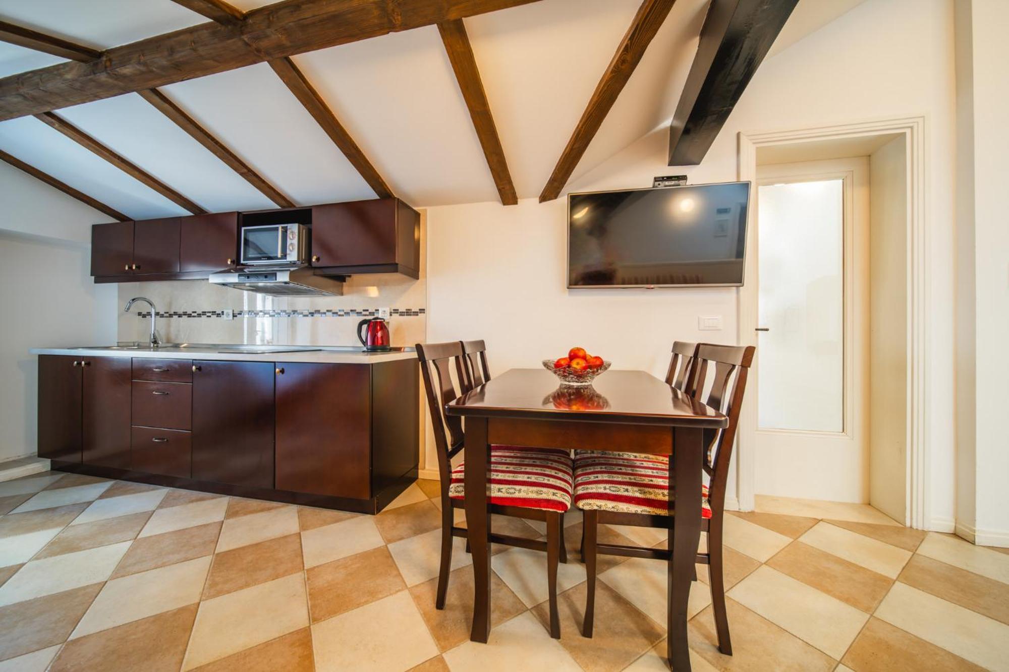 Sunce Palace With Free Offsite Parking Apartma